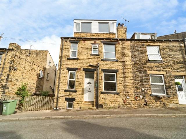 House for sale in Farsley, West Yorkshire