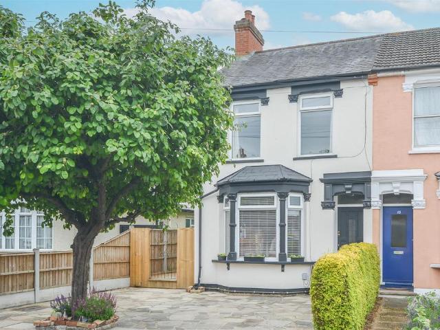 House for sale in Pilgrims' Hatch, Navestock Side