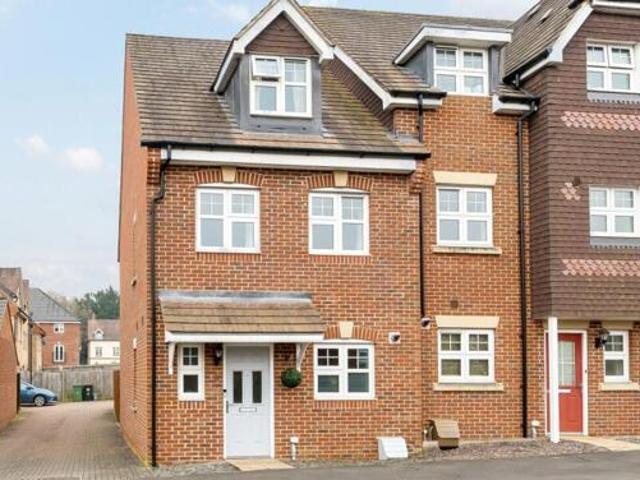 House for sale in Heol-las, Surrey