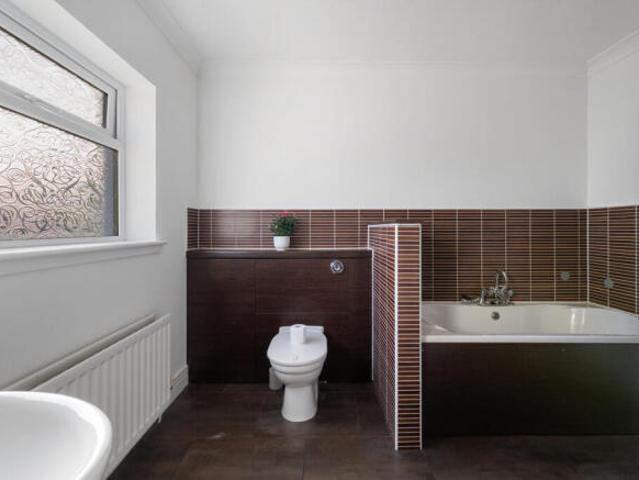 Cottage for sale in Clarkston, Scotland