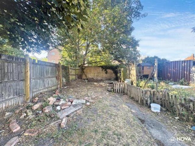 Cottage for sale in Spring Park, Luton