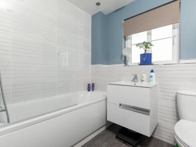 Cottage for sale in Thornliebank, Scotland