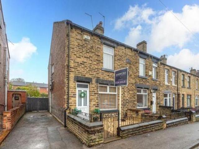 House for sale in Mapplewell, South Yorkshire