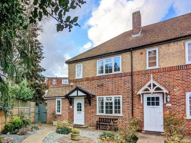 House for sale in Little Stanmore, Greater London