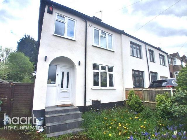House for rent in Manor Estate, Pouchen End