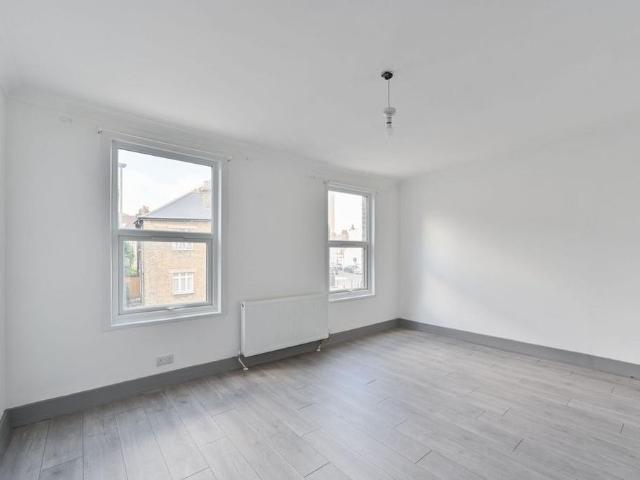 House for rent in Summerstown, Greater London