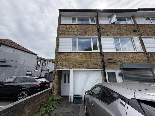 House for rent in London Borough of Hounslow, Greater London