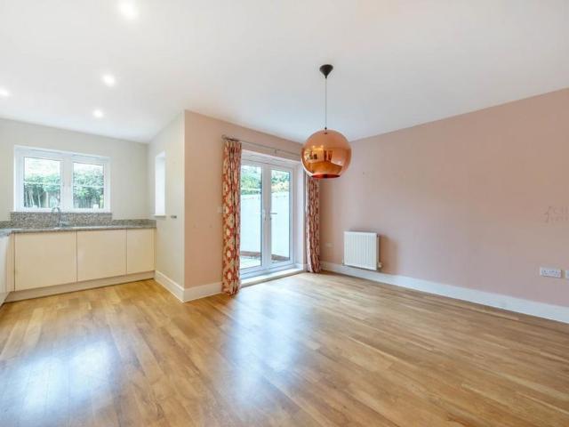 Townhouse for rent in Pachesham Park, Surrey