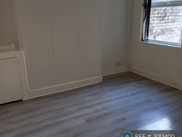 House for rent in Calderstones