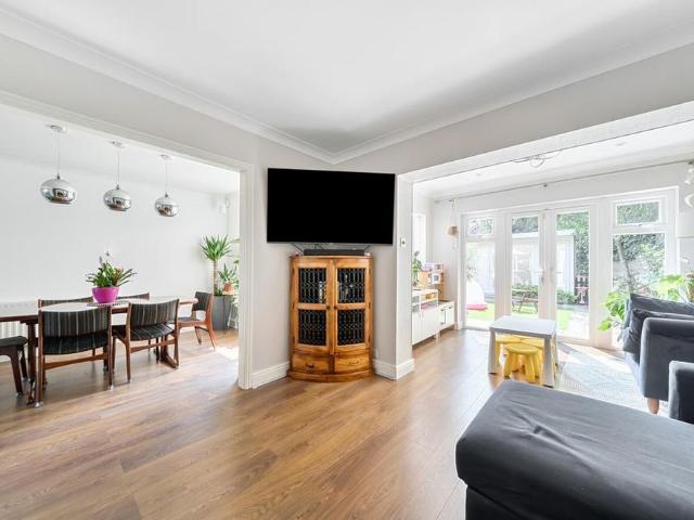 House for rent in Heol-las, Surrey