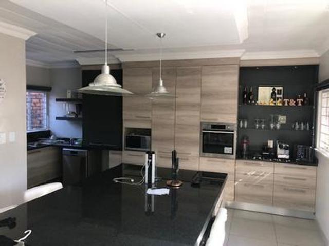 Townhouse for rent in Waterkloof, Gauteng