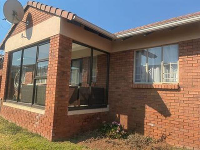 Townhouse for rent in Waterkloof, Gauteng