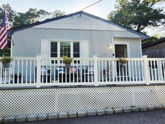 House for sale in Farmingville