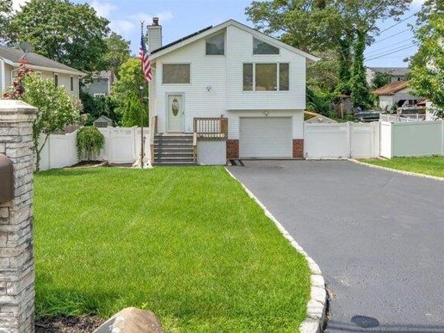 House for sale in Farmingville