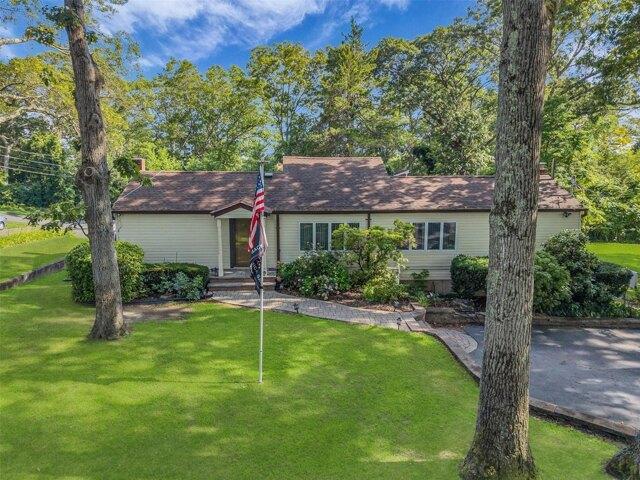 House for sale in Farmingville