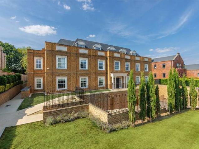 Flat for sale in Radlett, Hertfordshire