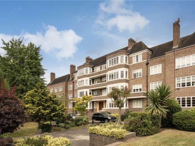 Flat for sale in Roehampton, Greater London