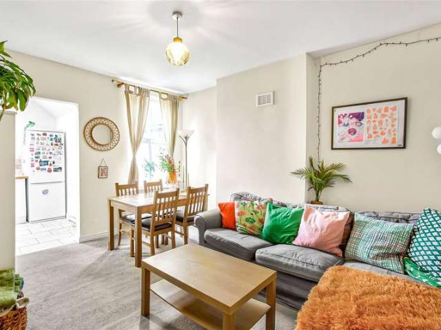 Flat for sale in Furzedown, Greater London