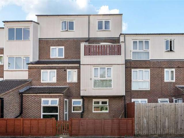 Flat for sale in London Borough of Hounslow, Hanworth