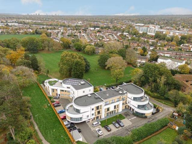 Flat for sale in Woodcote, Epsom