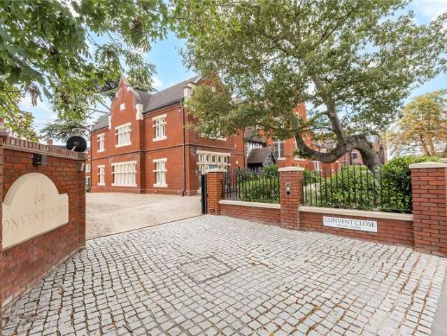 Flat for sale in Upminster, Greater London