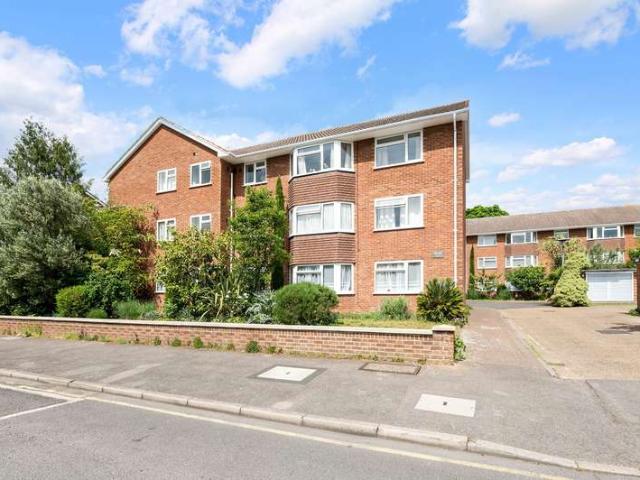 Flat for sale in Surbiton, Greater London