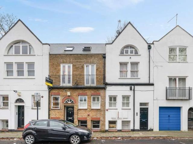 Flat for sale in Highbury, Greater London