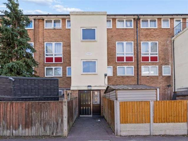 Flat for sale in London Borough of Barking and Dagenham, Greater London