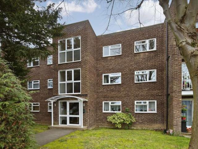 Flat for sale in Snaresbrook, Greater London