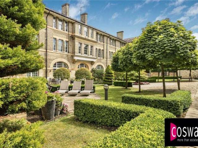 Flat for sale in Mill Hill, Greater London