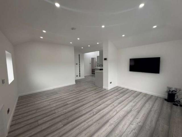 Flat for sale in Bush Hill Park, Greater London