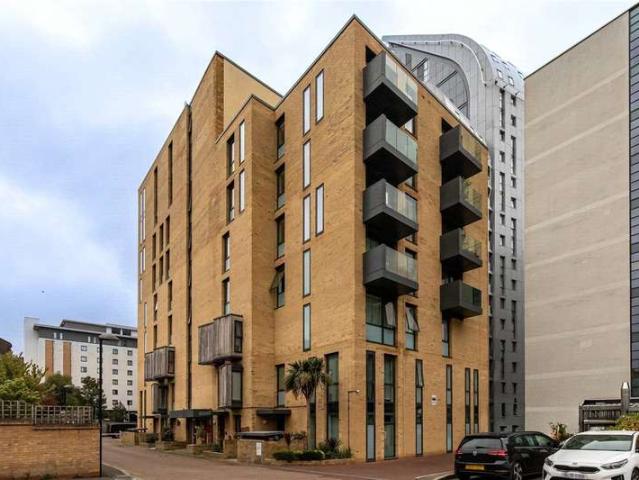 Flat for sale in London Borough of Ealing, Greater London