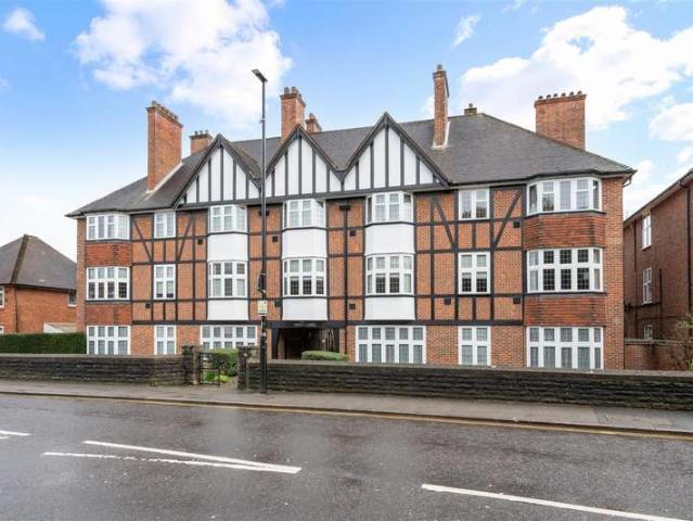 Flat for sale in Woodcote, Epsom