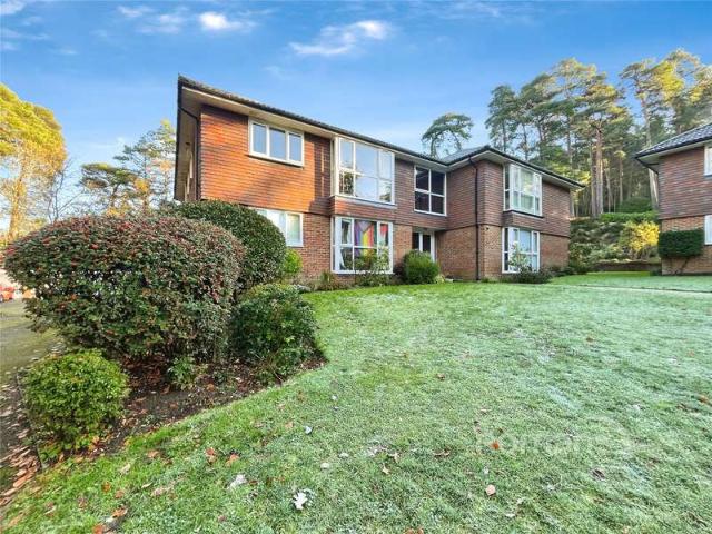Flat for sale in Fole, Surrey