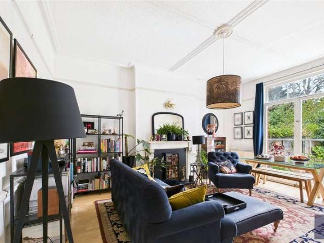 Flat for sale in Streatham Hill, Greater London