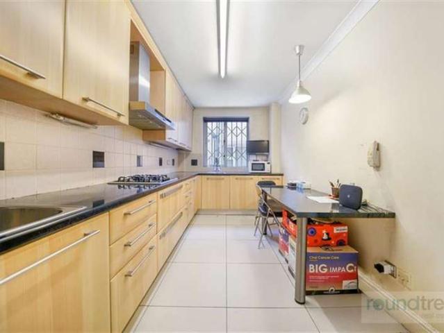 Flat for sale in Hendon Central, Greater London