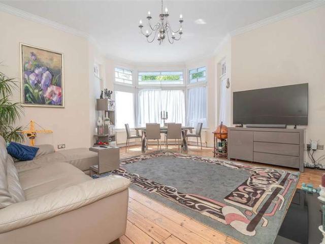 Flat for sale in Fortis Green, Greater London
