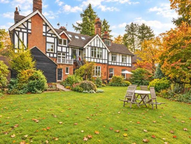 Flat for sale in Hindhead, Waverley
