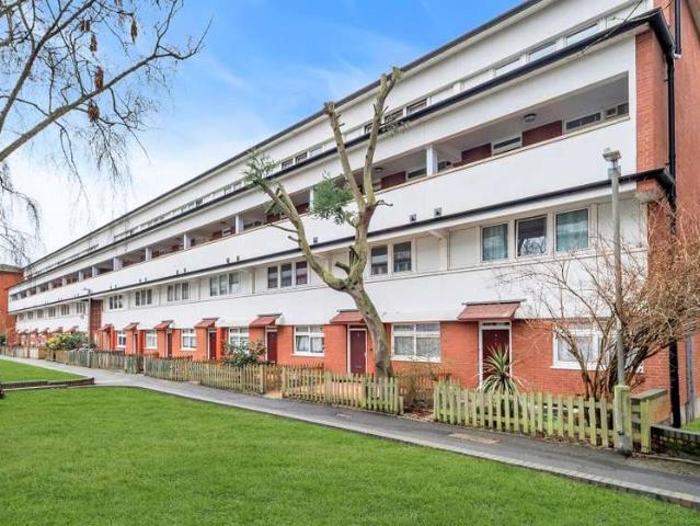 Flat for sale in Roehampton, Greater London