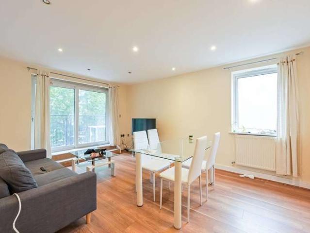 Flat for sale in Virginia Quay, Cat Hill
