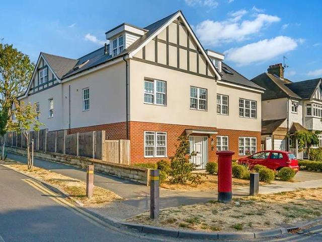 Flat for sale in Berrylands, Greater London