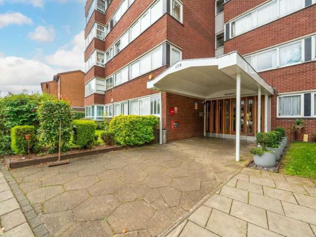 Flat for sale in Brondesbury, Greater London