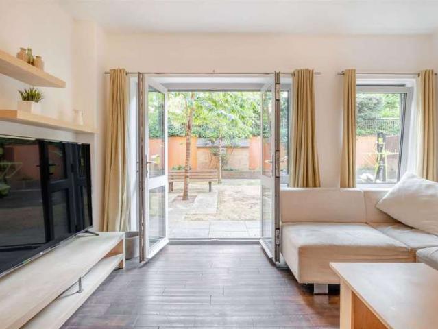 Flat for sale in Canary Wharf, Millwall
