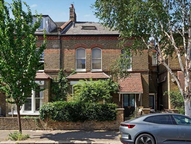 Flat for sale in Brownswood Park, Stoke Newington