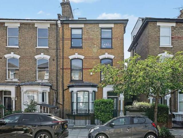 Flat for sale in Brownswood Park, Stoke Newington