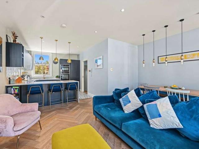 Flat for sale in Brondesbury Park, Greater London