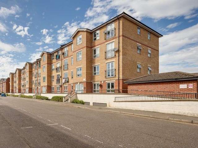 Flat for sale in Spring Park, Luton