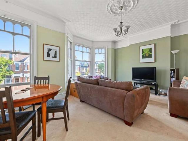 Flat for sale in Brondesbury Park, Greater London