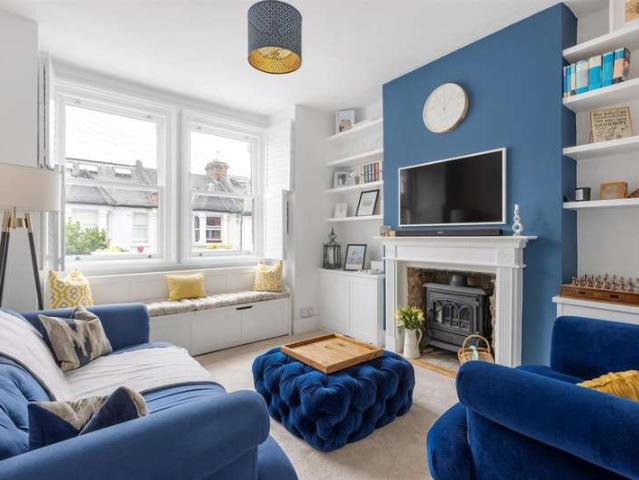 Flat for sale in Earlsfield, Greater London