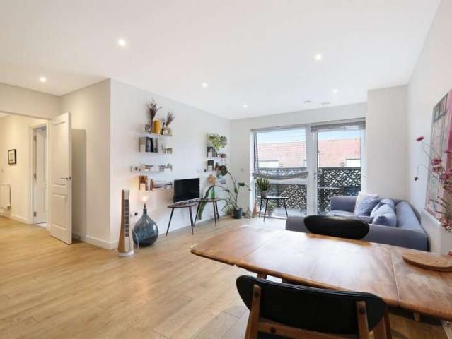 Flat for sale in Camberwell, Greater London